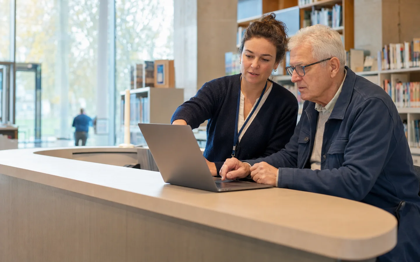 Des seniors consultent calmement des informations générales